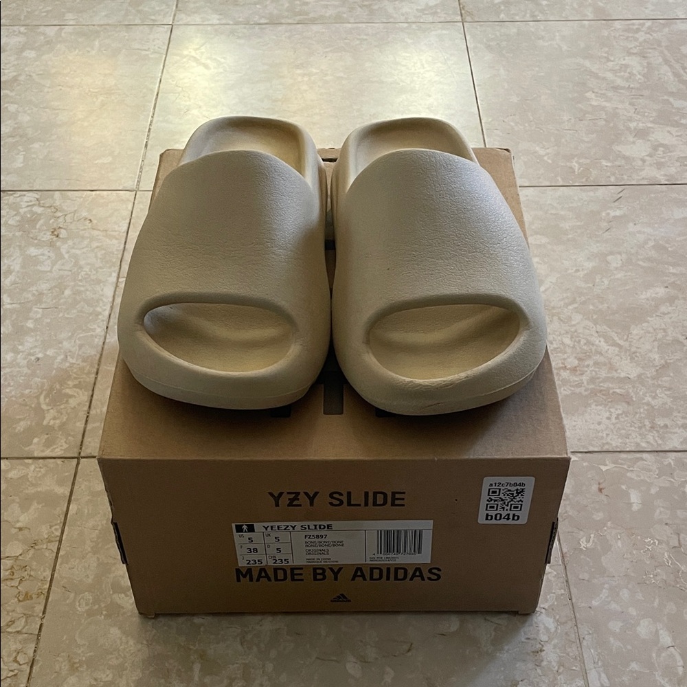 Adidas YZY Slide in Cream